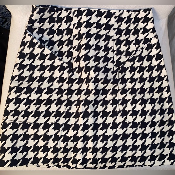 H&M Women’s black & white houndstooth a-lign mini skirt - sz 2 - Picture 2 of 4